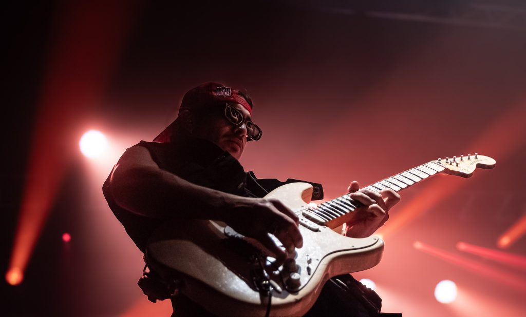Airbag incendia Razzmatazz: dos horas y media de rock sin freno