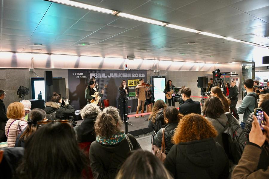 Las Migas hacen su primera actuación tras ganar su segundo Latin Grammy en el metro de Barcelona
