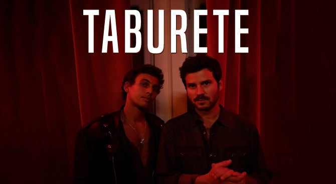 TABURETE CON «EL PERRO QUE FUMA TOUR» EN BARCELONA