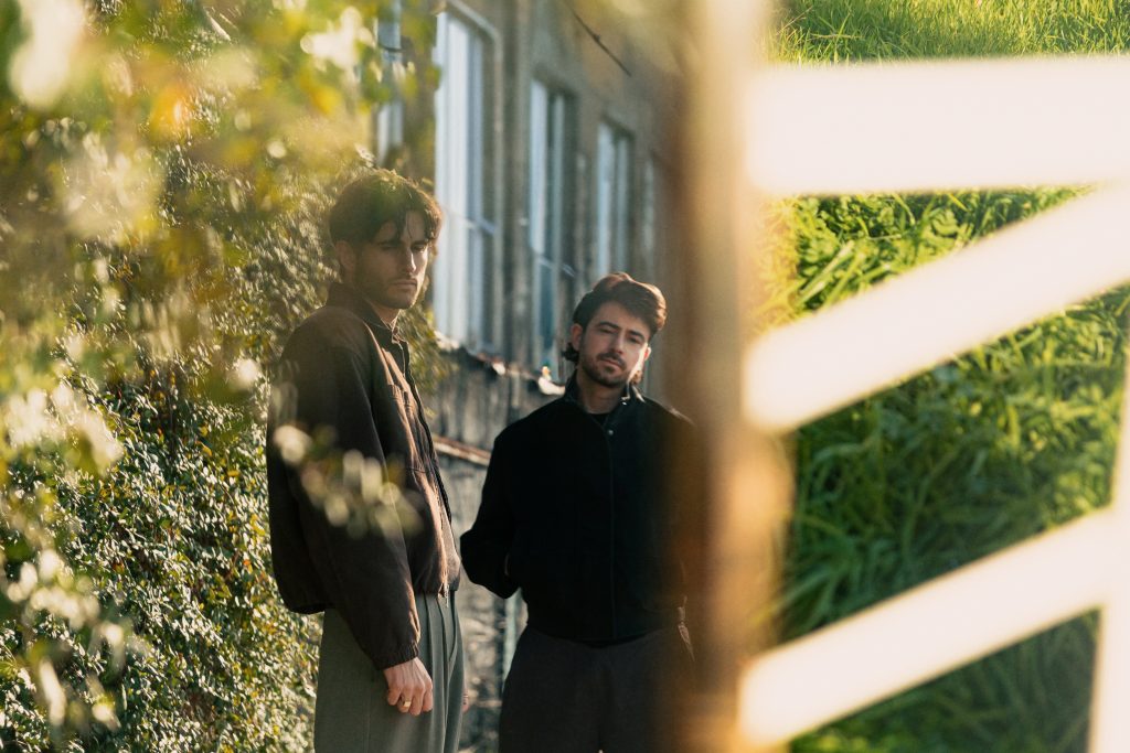 TU REFLEJO ABRE EL CAMINO DE UN VIAJE ETERNO