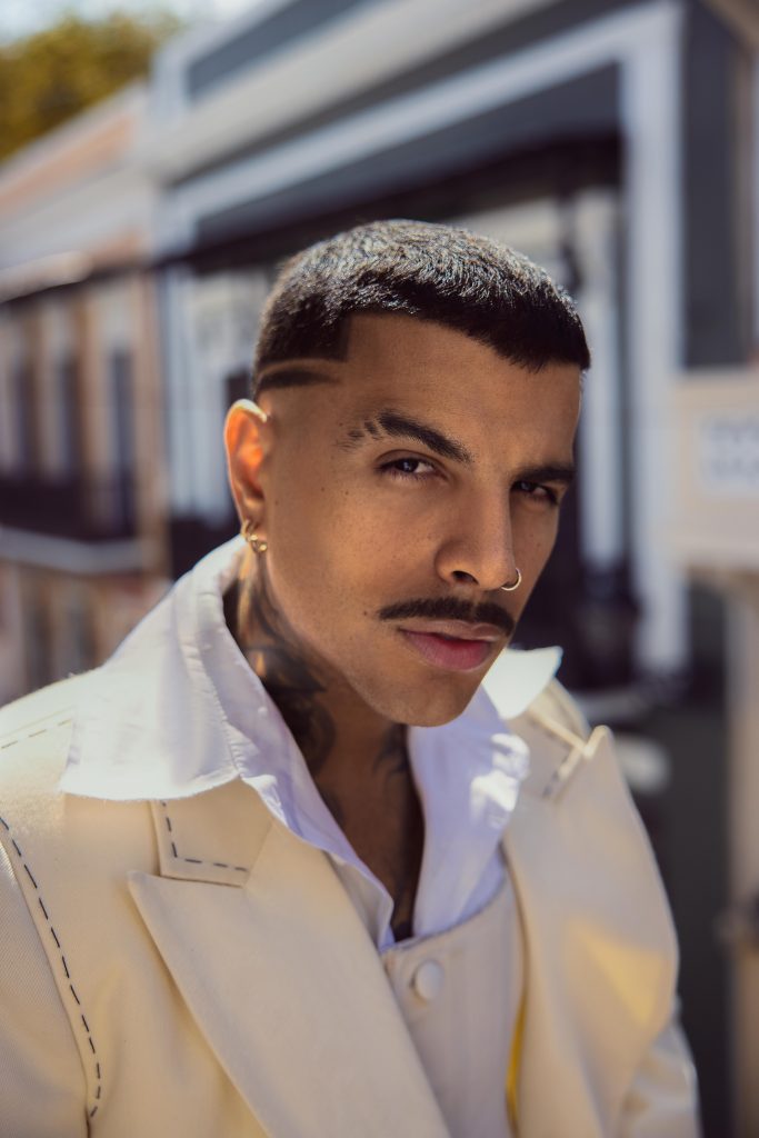 LA SUPERESTRELLA GLOBAL RAUW ALEJANDRO REALIZARÁ SU DEBUT CINEMATOGRÁFICO EN VIVA LA MADNESS DE GUY RITCHIE