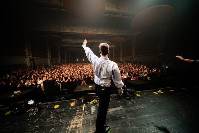 JUANJO BONA CIERRA EN ZARAGOZA SU GIRA ‘TAN MAYOR Y TAN NIÑO’ Y SE CONSOLIDA COMO UNA DE LAS VOCES CLAVE DEL POP CON RAÍZ