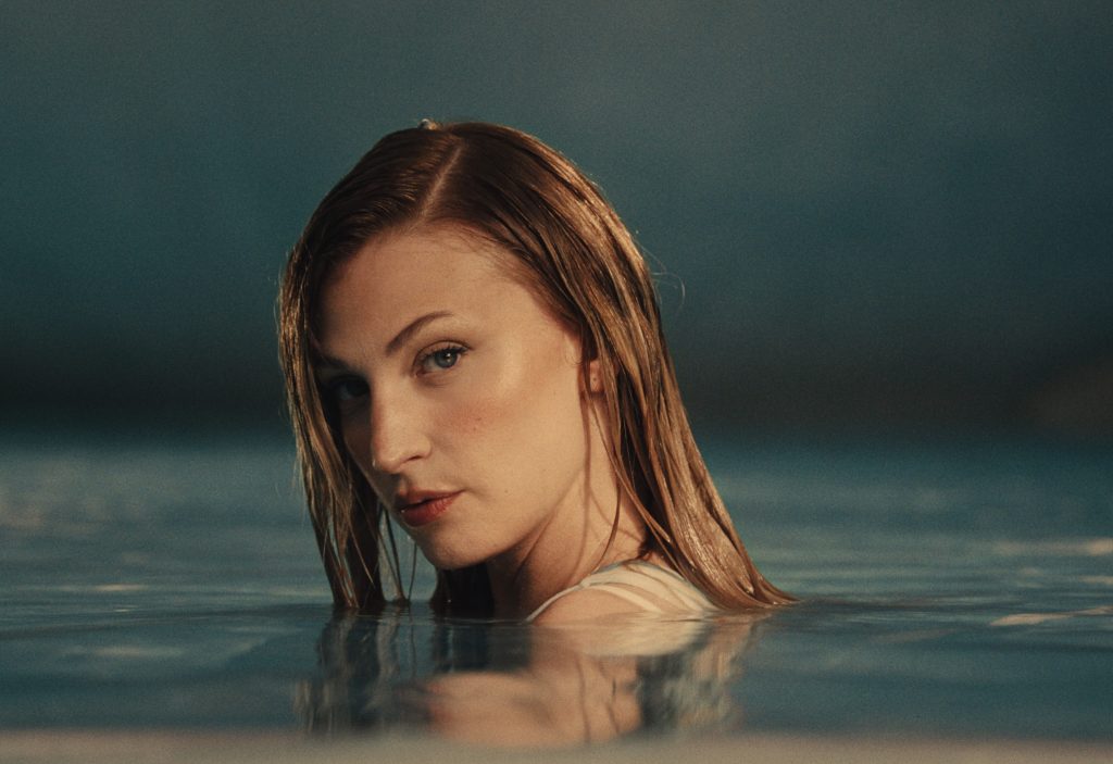 JULIETA DESPLIEGA TODO SU BRILL POP EN “CENT PER CENT”