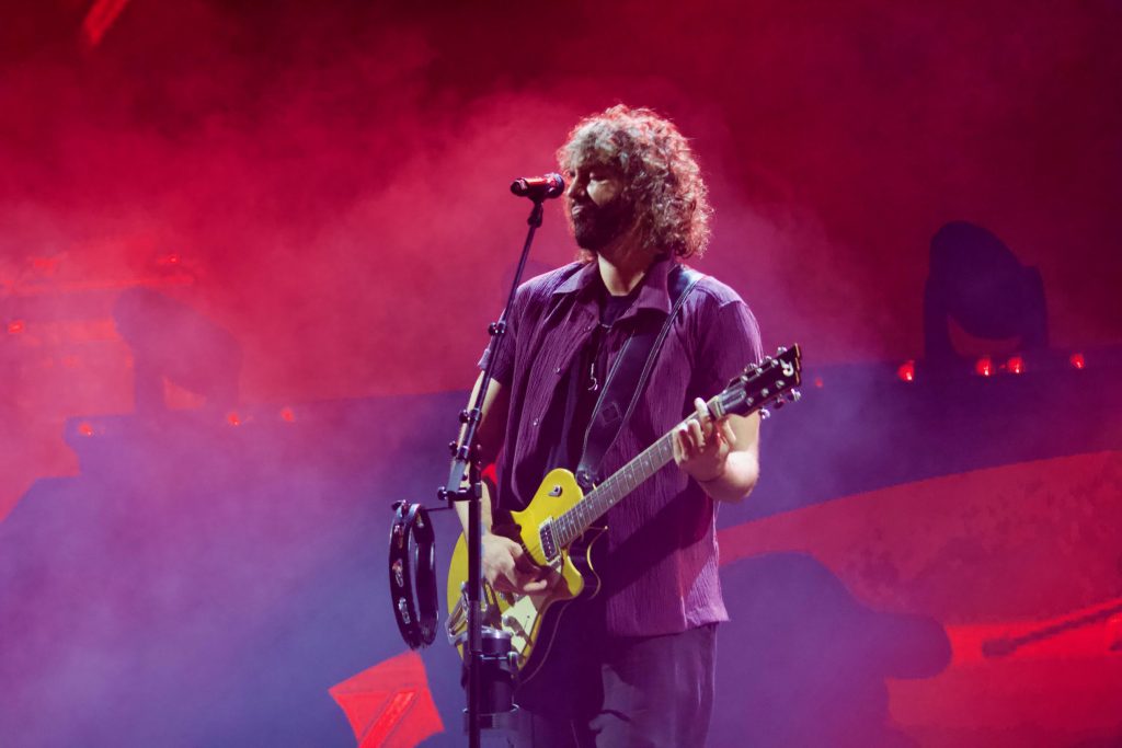 Mikel Izal convierte el Sant Jordi Club en una “pausa” cargada de futuro