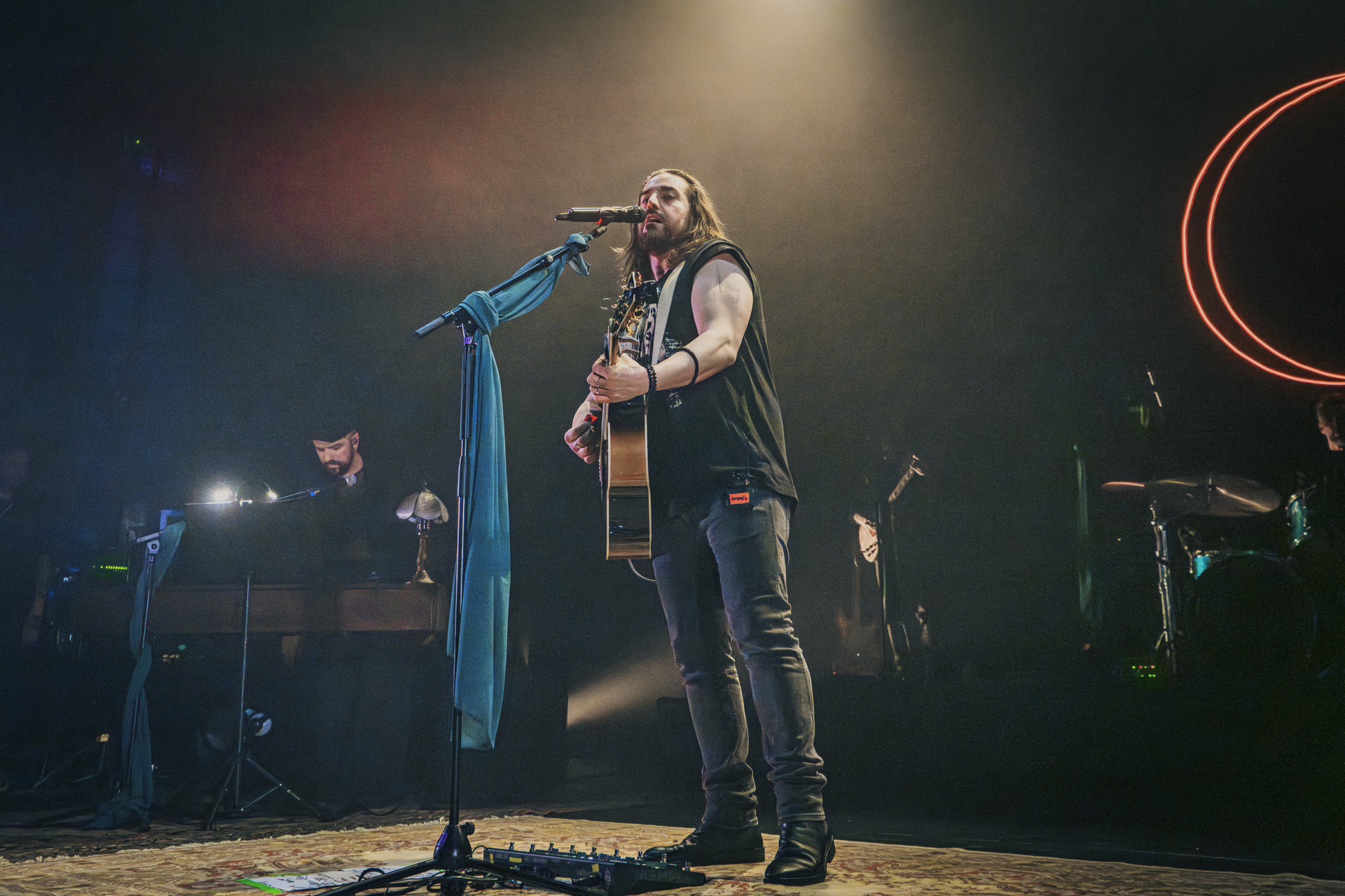 Andrés Suárez inaugura su gira “LUA” en Barcelona con un concierto lleno de emoción en Paral·lel 62