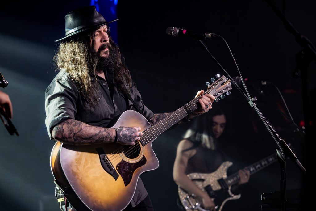 Shawn James hipnotiza Barcelona con un directo crudo y espiritual