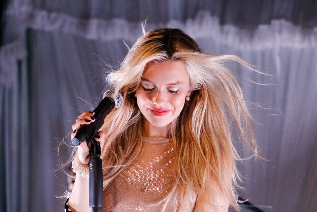 Eileen Alister conquista Razzmatazz con su gira “Honeymoon Motel, Roomservice Included”