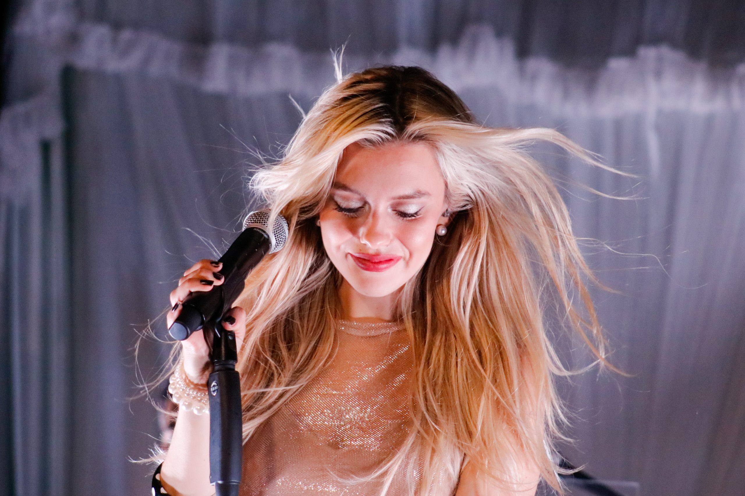 Eileen Alister conquista Razzmatazz con su gira “Honeymoon Motel, Roomservice Included”