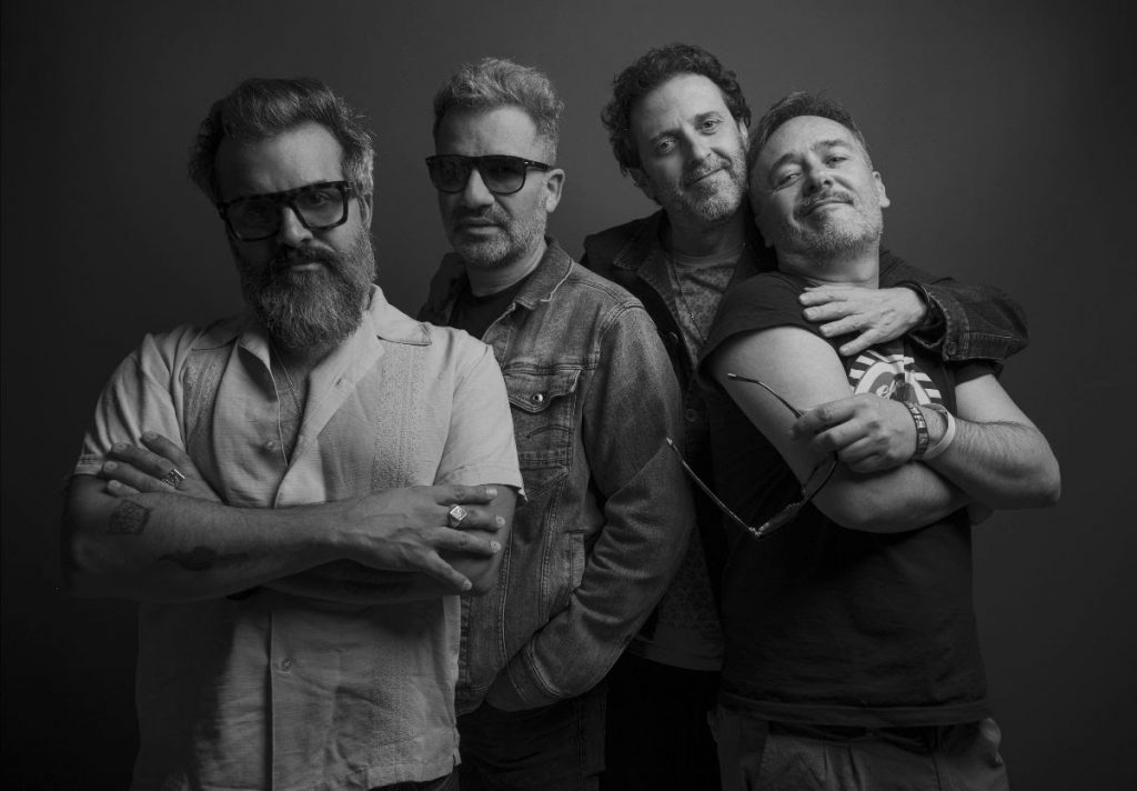 Love of Lesbian anuncia su retiro de los escenarios tras 25 años de carrera 
