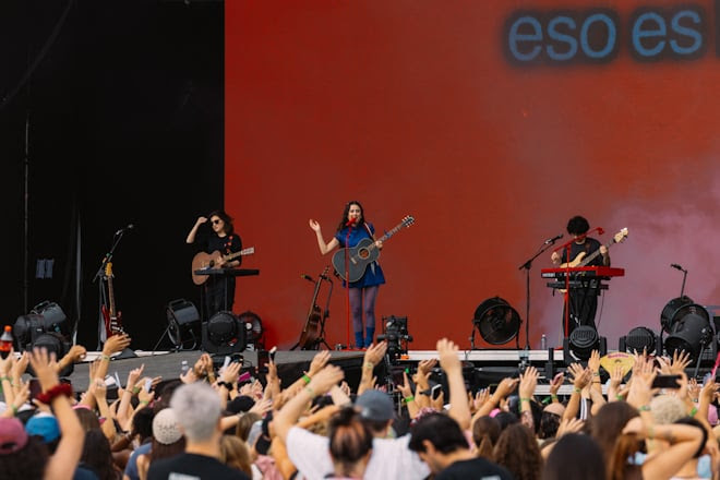 JOAQUINA, LA CANTAUTORA VENEZOLANA, BRILLA EN LOLLAPALOOZA ARGENTINA Y CHILE COMO LA ARTISTA SOLISTA MÁS JOVEN DEL CARTEL
