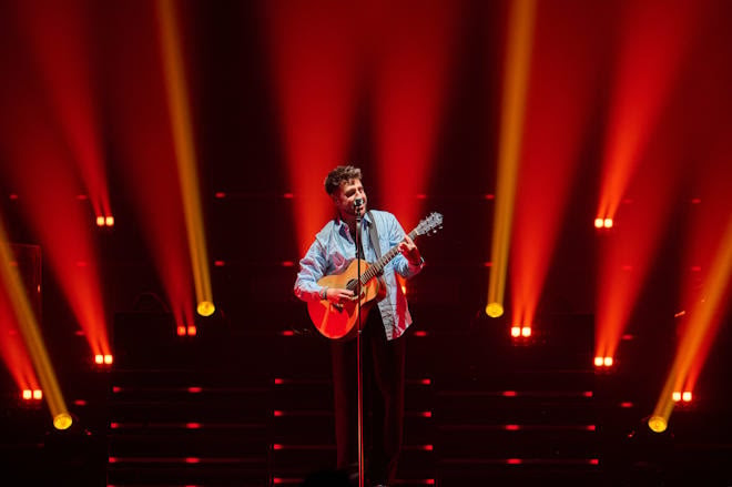 ANTONIO JOSÉ ENAMORA A SEVILLA CON UNA NOCHE MÁGICA EN EL CARTUJA CENTER