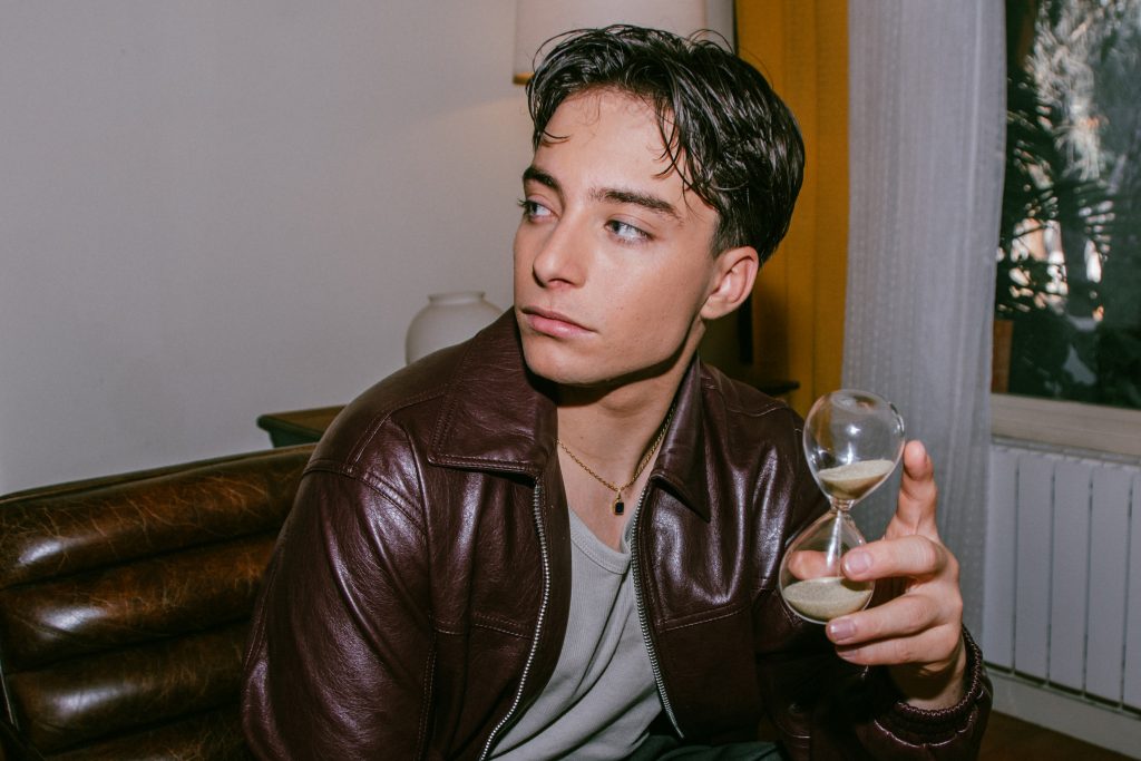 IZAN LLUNAS LANZA ‘AHORA SÉ’, POP ‘REVIVAL’ EN UNA CONVERSACIÓN EMOCIONAL CON SU NIÑO INTERIOR