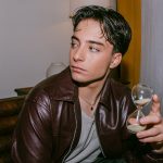 IZAN LLUNAS LANZA ‘AHORA SÉ’, POP ‘REVIVAL’ EN UNA CONVERSACIÓN EMOCIONAL CON SU NIÑO INTERIOR