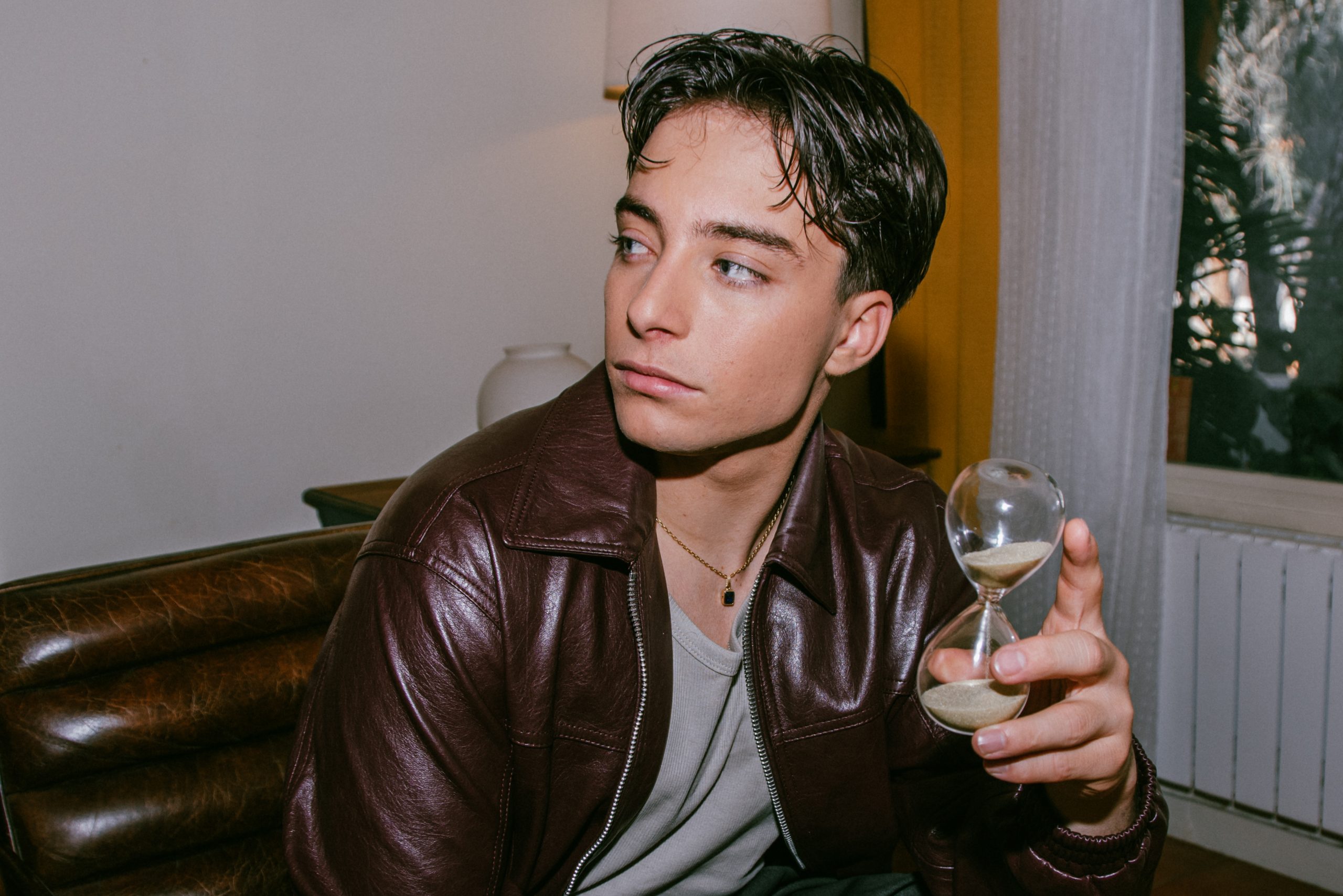 IZAN LLUNAS LANZA ‘AHORA SÉ’, POP ‘REVIVAL’ EN UNA CONVERSACIÓN EMOCIONAL CON SU NIÑO INTERIOR