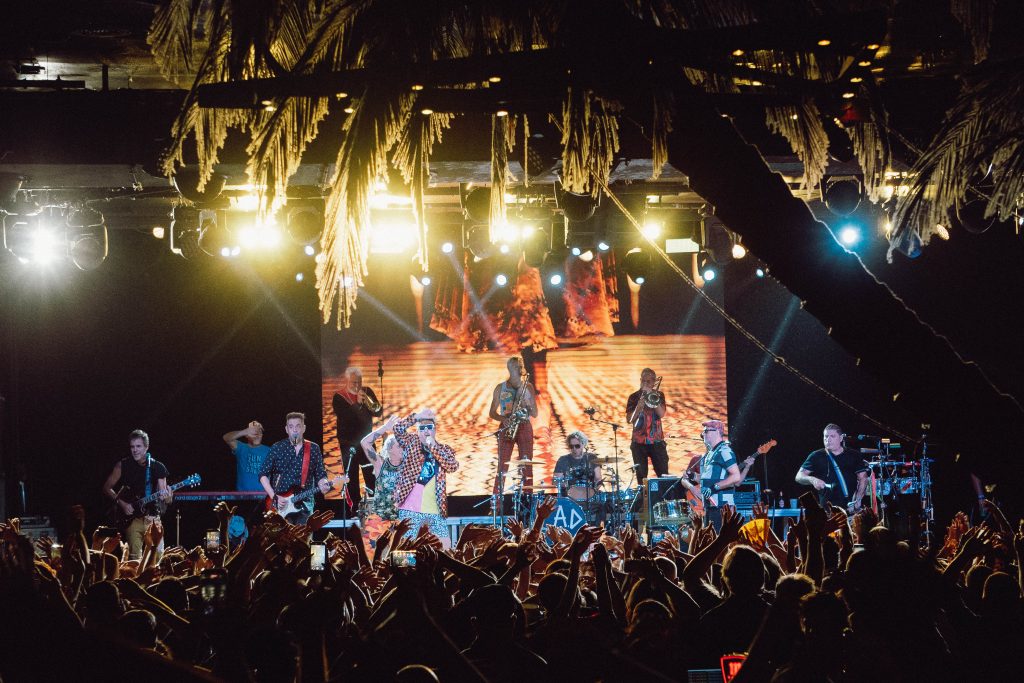 Los Auténticos Decadentes convierten La Riviera en una fiesta argentina lejos de casa