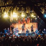 Los Auténticos Decadentes convierten La Riviera en una fiesta argentina lejos de casa