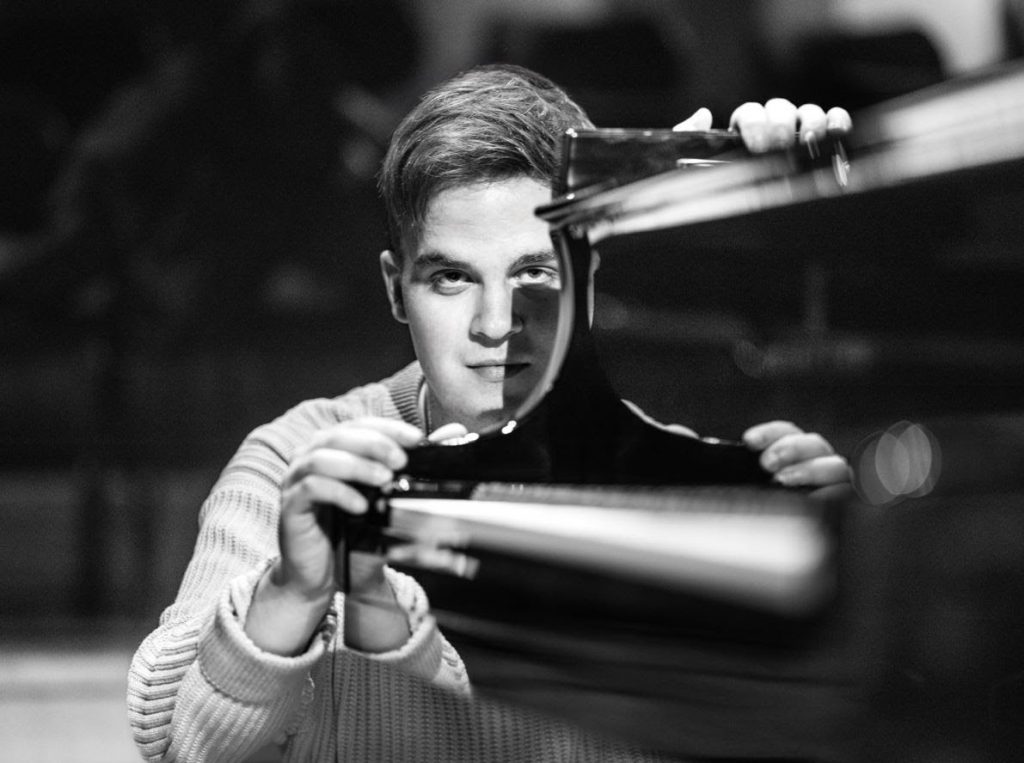 El pianista LEVI.SCT llega por primera vez a nuestro país este domingo