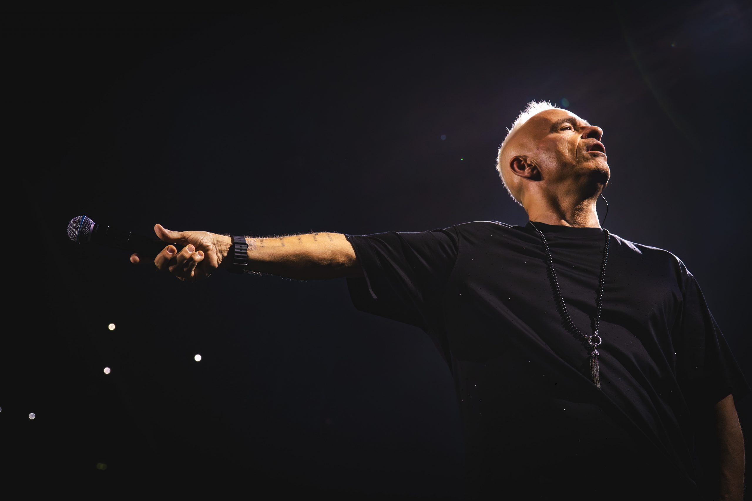 EROS RAMAZZOTTI CONQUISTA BARCELONA Y LOGRA UN LLENO ABSOLUTO EN EL PALAU SANT JORDI