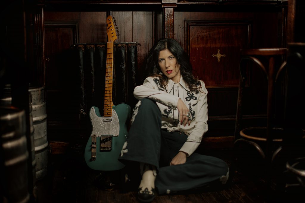 SUSAN SANTOS PRESENTA EL CAMINO, COUNTRY ROCK CON OLOR A POLVO Y CARRETERA PERDIDA EN EL DESIERTO