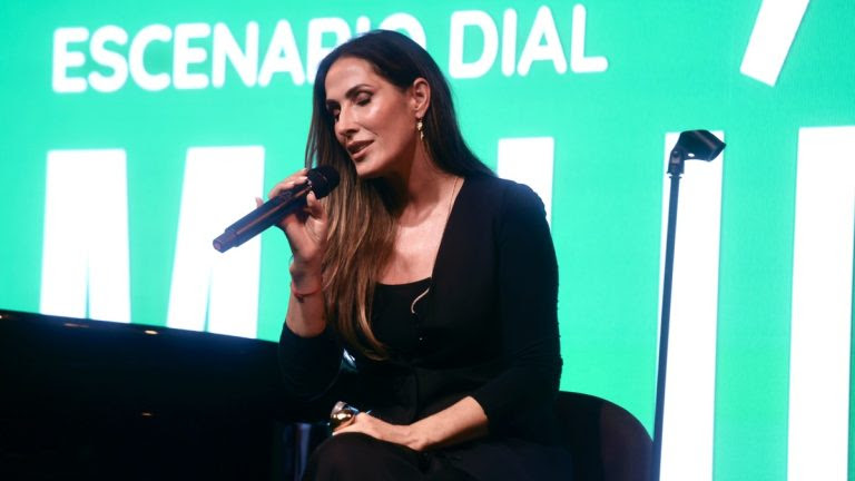 Malú, magnética a piano y voz en un Escenario Dial que sirvió como carta de presentación de ‘Quince’