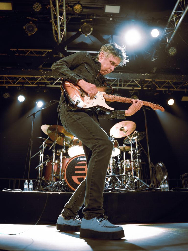 La maestría de Eric Johnson brilla en su esperado debut barcelonés