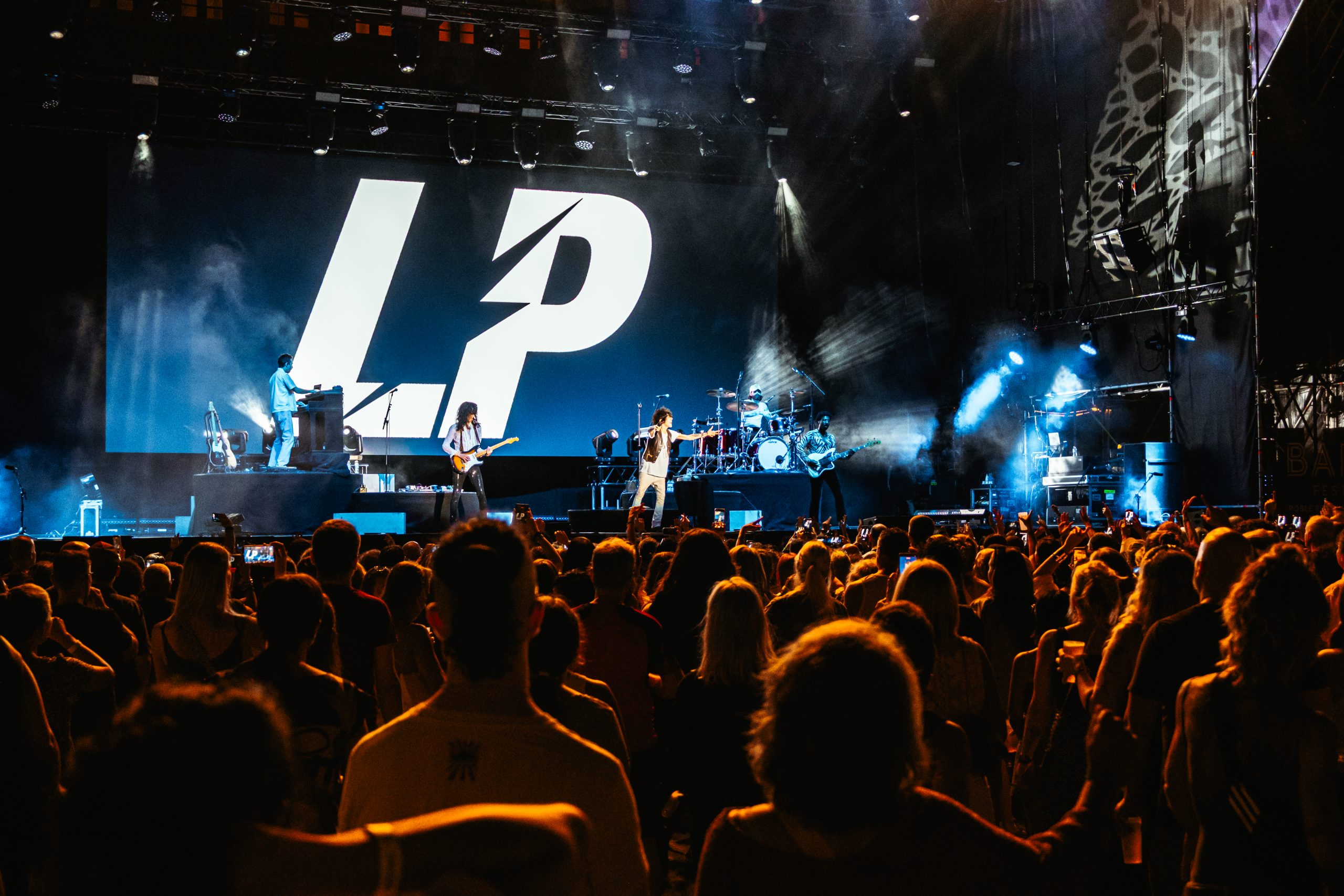 LP conquista el Poble Espanyol con una exhibición vocal admirable en el BARTS Festival