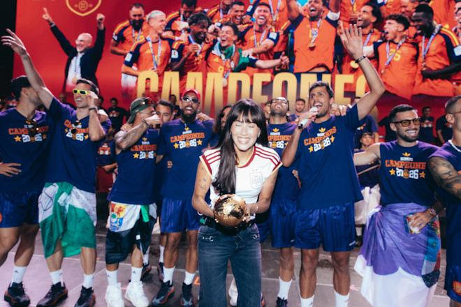 PONE LA BANDA SONORA AL SEGUNDO TÍTULO MUNDIAL DE ESPAÑA CON SU HIT GLOBAL «SUPERESTRELLA»