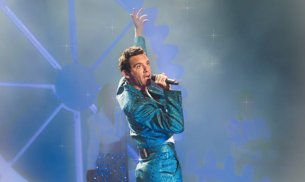 Mika ilumina de colores el Mediterráneo en el cierre de su gira en Cap Roig