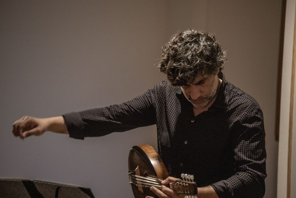 AVI AVITAL HECHIZA TORROELLA CON UNA MANDOLINA QUE DIALOGA CON BACH A TRAVÉS DE LOS SIGLOS