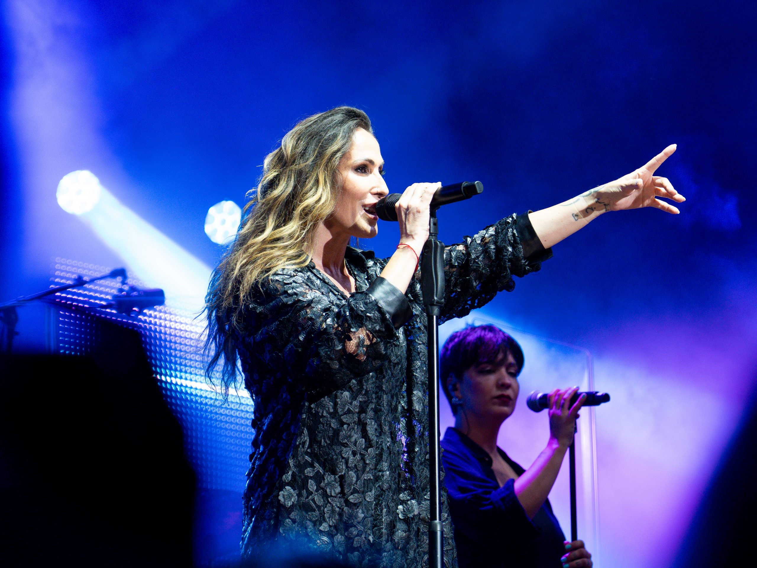 Malú convierte Cap Roig en un encuentro de emociones con un público entregado