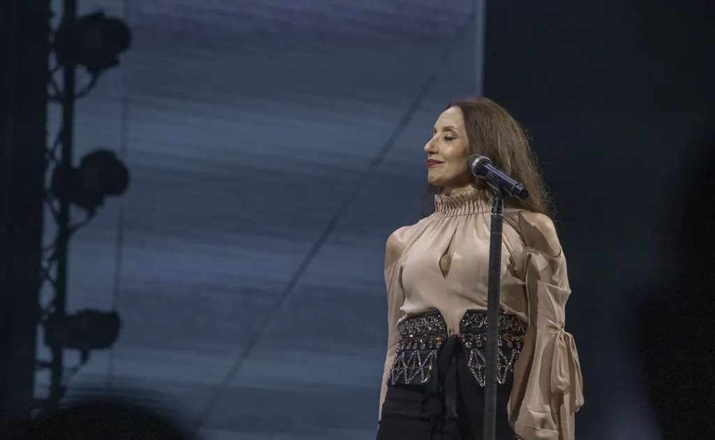 Luz Casal, con paso de diva, bajo las estrellas de Cap Roig