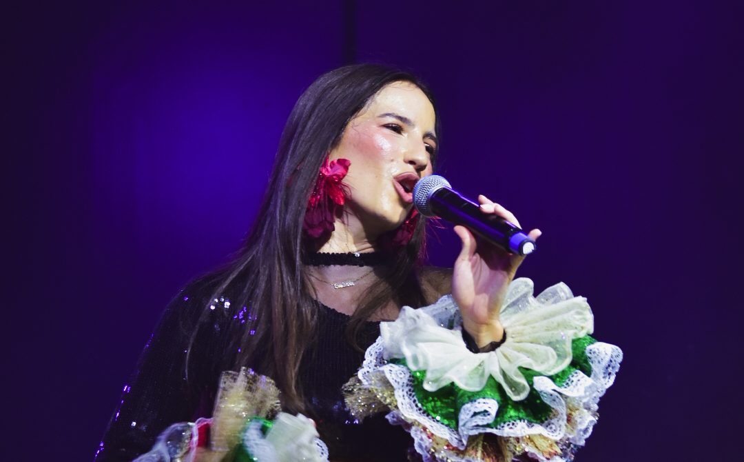 Aria Vega convierte la sala 2 de Razzmatazz en una pequeña fiesta caribeña