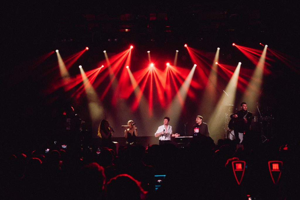 Emanero conquista La Riviera de Madrid con una noche de música, emoción y sabor argentino