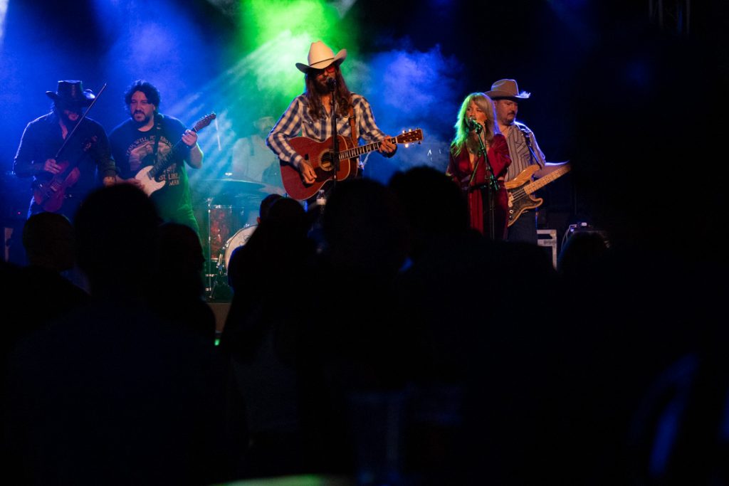 Arnau And The Honky Tonk Losers, country-rock con acento bilbaíno y alma colomense en La Mirona