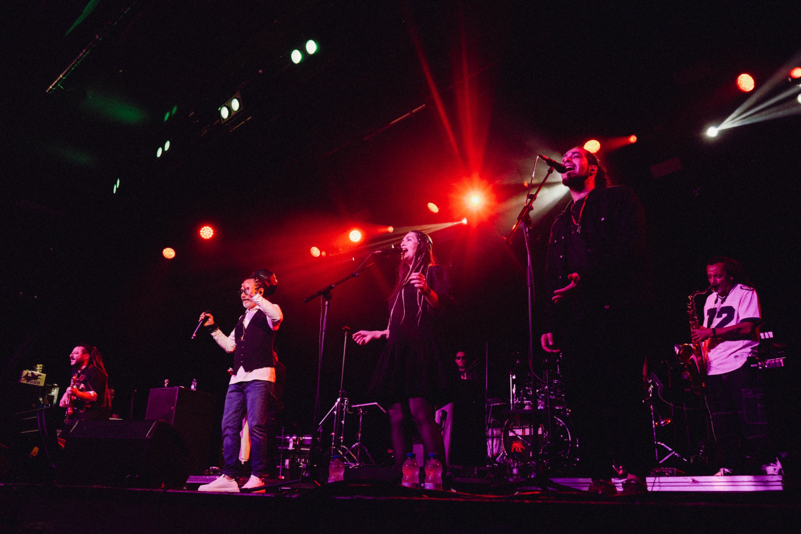 Gondwana y Quique Neira: una noche de reggae, memoria y emoción en La Riviera