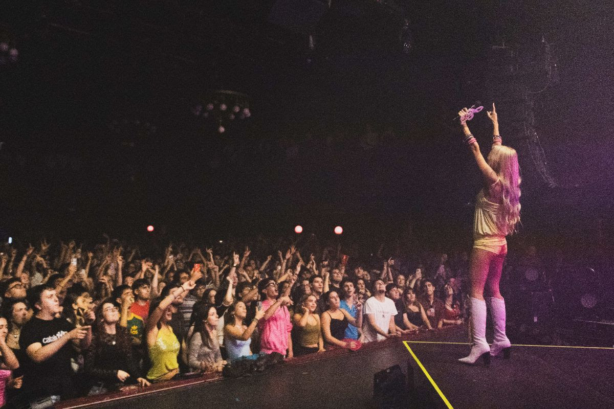 MARÍA ESCARMIENTO LO PETÓ EN BARCELONA: SOLD OUT EN SALA APOLO CON FOREVER ON TOUR